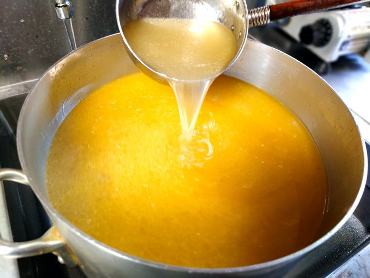 黄金色に輝くベースのスープは、見た目からもおいしさが伝わってくる。