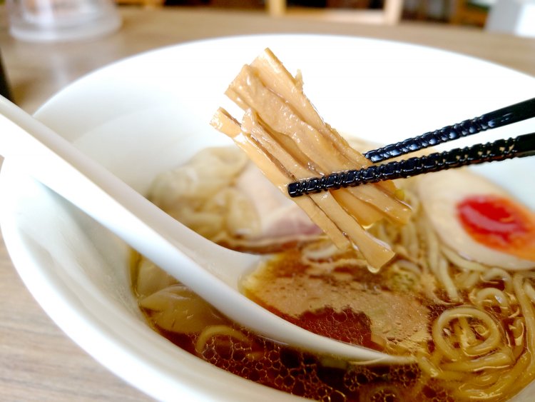 本枯れ節でまぶしたメンマは、完全発酵原料の「タケマン」のメンマを使用。