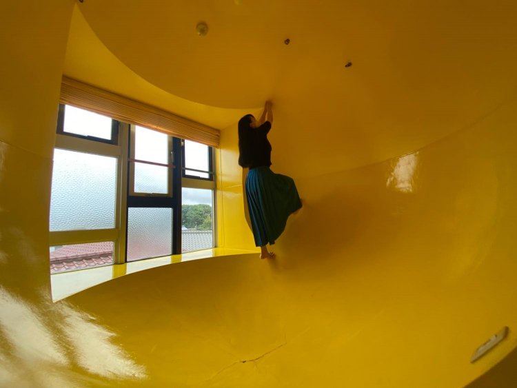 音が不思議な響き方をする、真っ黄色な球体の部屋。ついつい壁をどこまで登れるか挑戦したくなる。