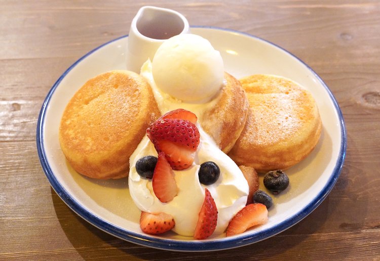 ストロベリークリームチーズのパンケーキ。ドリンク付きのセットで1730円。