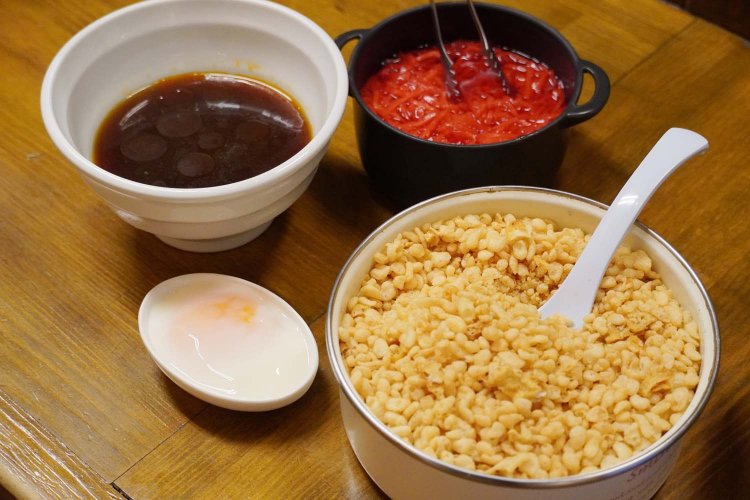 濃厚で醬油風味のスープも揚げ玉や紅ショウガで味変を楽しめる。