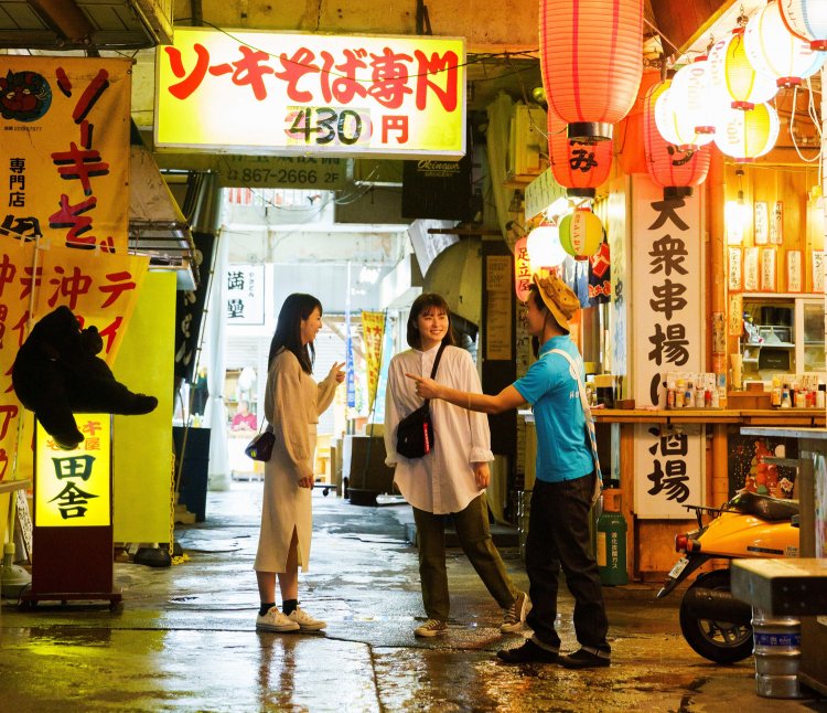 入り組んだ商店街を巡る「裏国際通りさんぽ」ツアー。