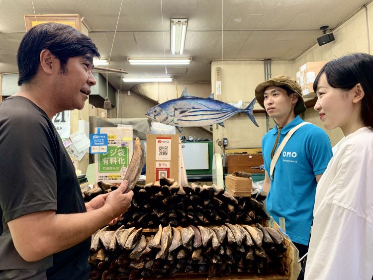 『松本商店』の店頭には鰹節が山積み！