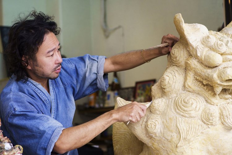 宮城光男さんのシーサー作りを見学。