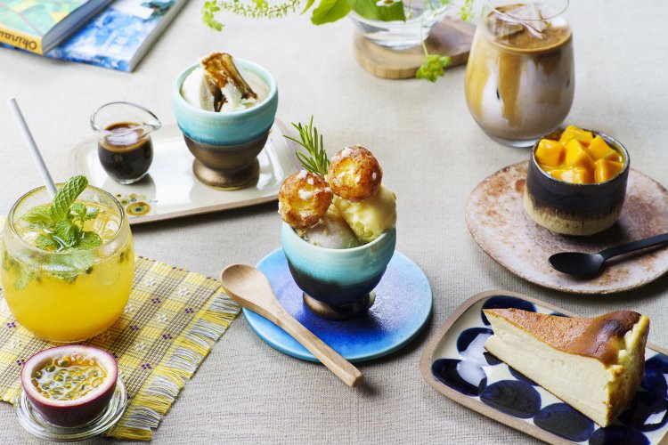 カフェメニューは小ぶりなので、いろいろな種類を食べたい人にぴったり！中央はトロピカルパフェ、左はパッショネード。