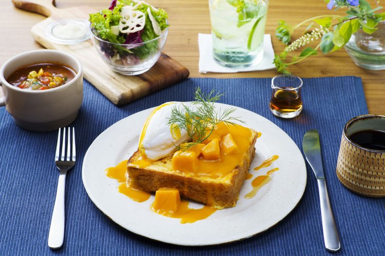朝食のフレンチトーストにはマンゴーソースがたっぷり！