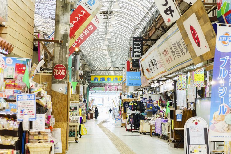 市場本通りの賑やかな商店街。