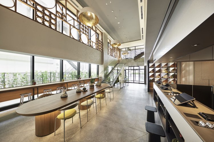 吹き抜けが気持ちいいOMOカフェ。