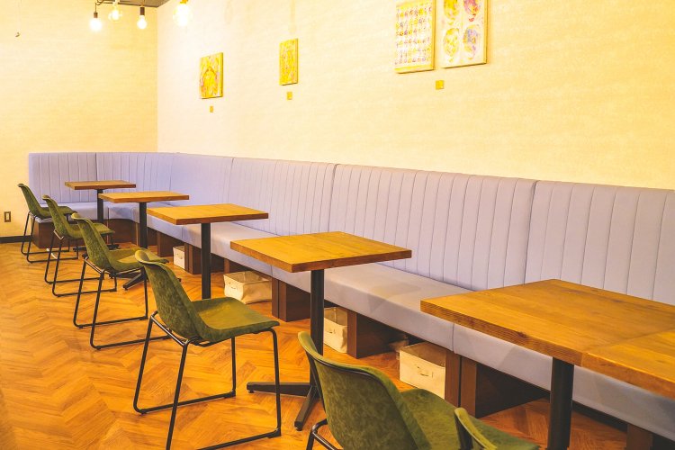 温かみのある照明の店内。