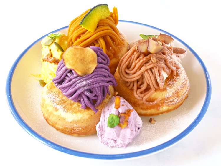 限定メニューの3種のモンブランパンケーキはセットドリンク付きで2460円。