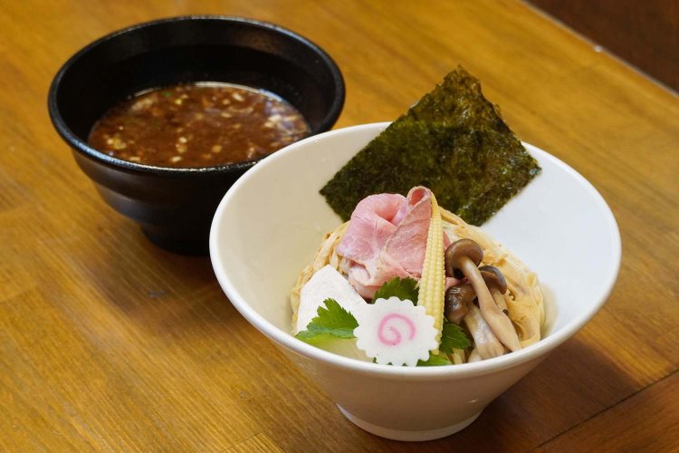 濃厚魚介つけ麺（並・大）930円。