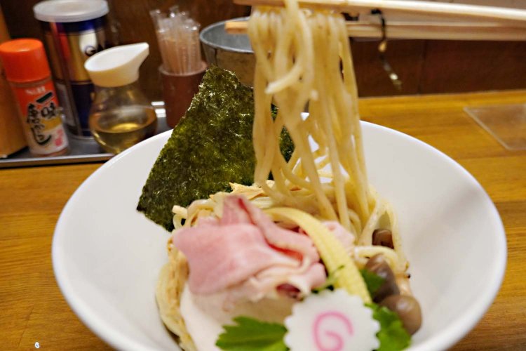 麺は並盛り200g、大盛り300g、特盛り400ｇとボリュームも十分。