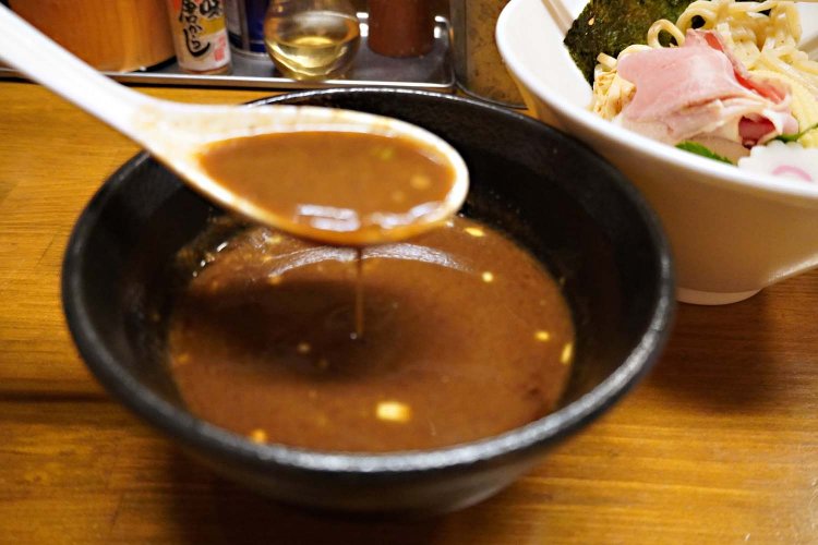 豚骨魚介系ベースのスープはドロッと濃厚で、やや甘みが強い。