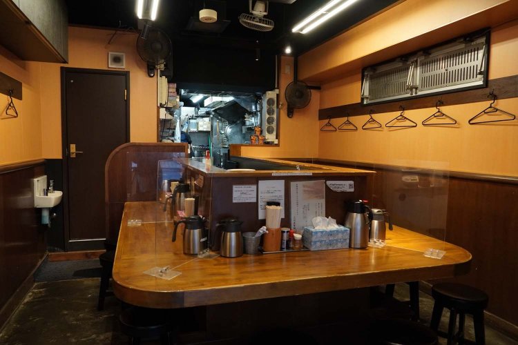 コの字のカウンター席はすぐに満席状態となる。