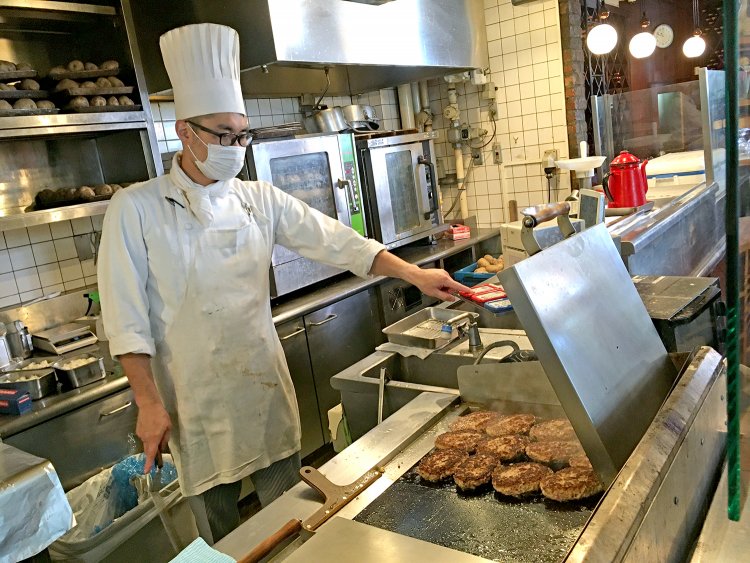 オープンキッチンなので、手際よくステーキを焼く様子を見ることができる。