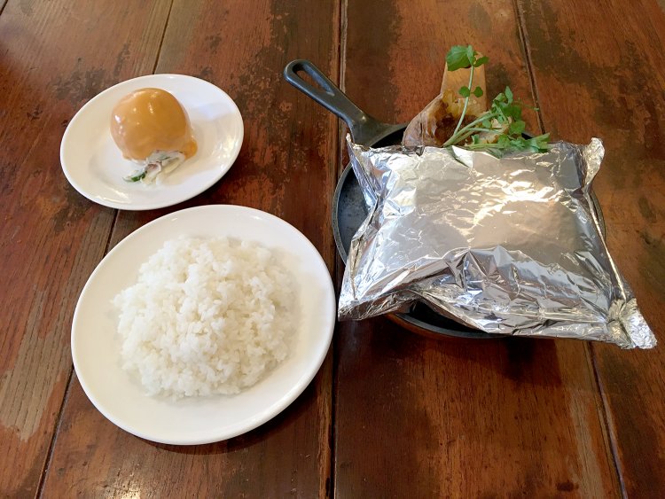 つばめ風ハンブルグステーキランチ2046円。トマトのファルシーサラダ付き。