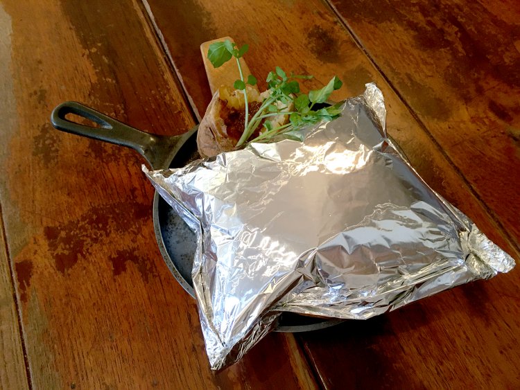 アルミホイルをしっかりと膨らませるためには包み方にも特別なノウハウがあるそう。