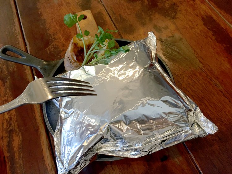 開封の儀式。ワクワクドキドキしながらフォークでアルミホイルをぷすりと刺して開く。