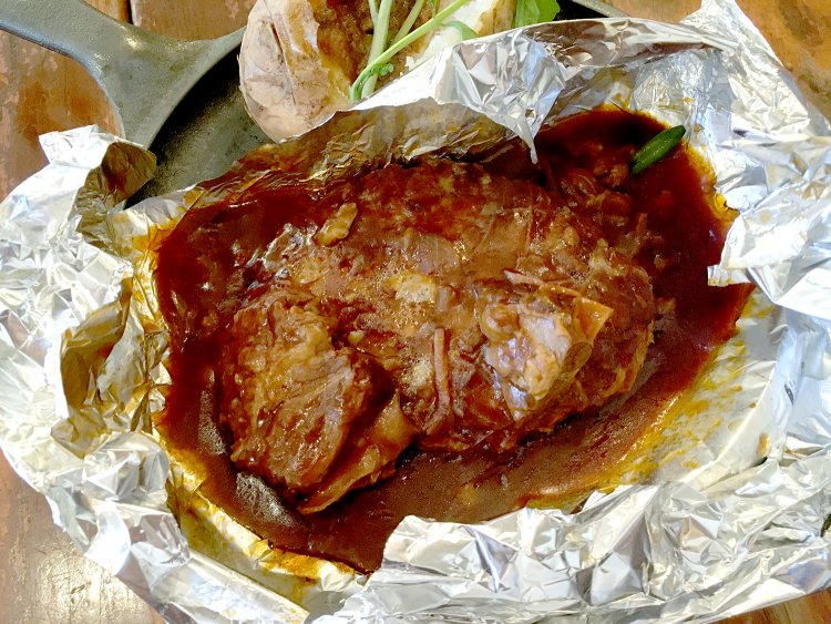 ハンブルグステーキが登場。アルミホイルを開いた瞬間に広がる香りは絶品だ。