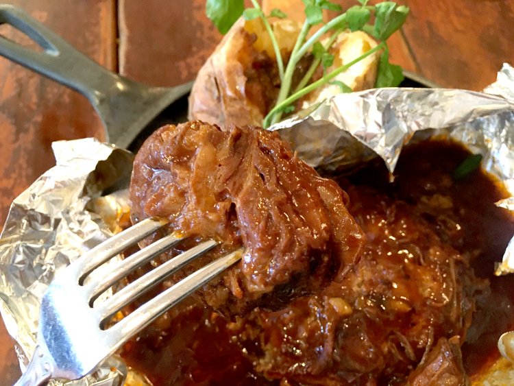 しっかりと煮込まれた特製ビーフシチューの牛肉の塊。これ単品でも十分に人気メニューとなるような絶品シチューだ。