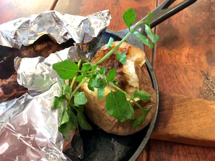 しっかり中までホクホクの付け合せのポテト。専用ソースとの相性は抜群。