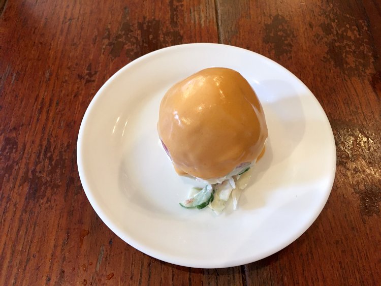 ハンブルグステーキを注文するお客さんの7割はトマトのファルシーサラダ付きを選ぶそう。