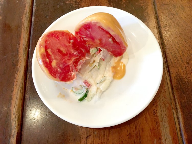 お店でひとつひとつ手作りしているトマトのファルシーサラダ。丁寧に湯むきされているので、ナイフできれいに切ることができる。