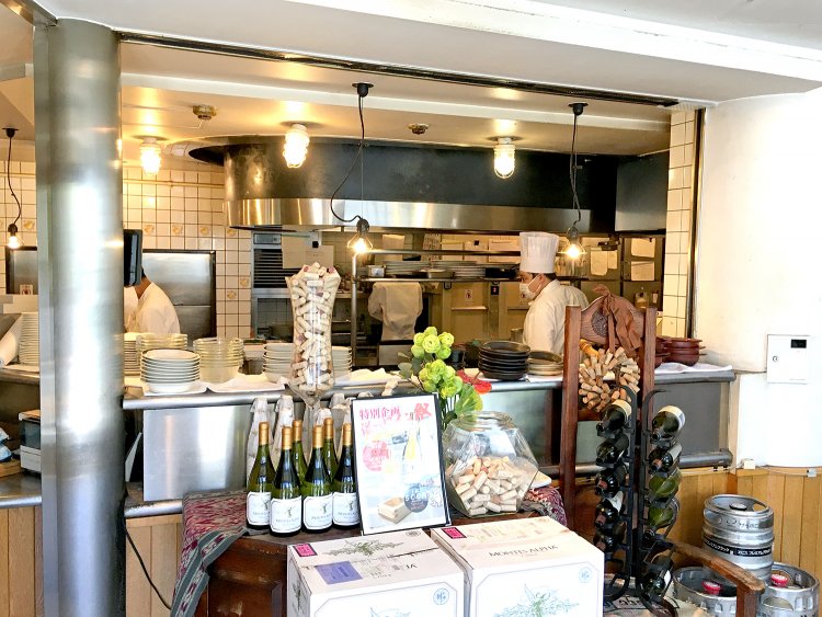 オープンキッチンは、お客さんに見てもらっても大丈夫という自信の現れでもある。