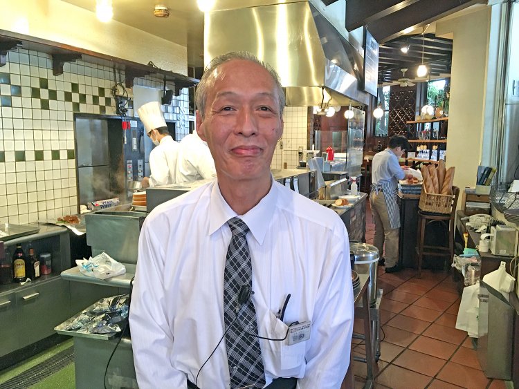 ショップマスターの日向秀夫さん。やさしい笑顔とあたたかい接客で常連客に大人気だ。