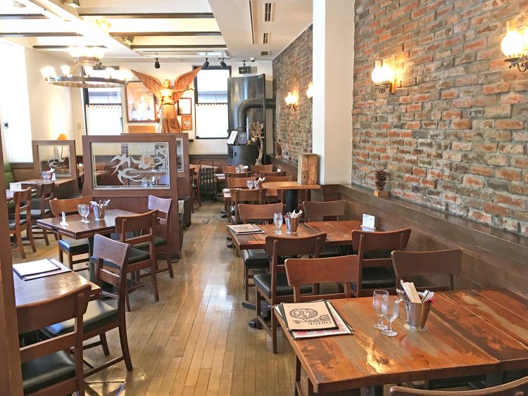 1F左側のフロアー。窓から外光が入り明るい店内。シックで落ち着いた歴史を感じる空間が広がる。