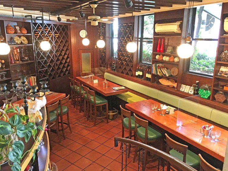 1F右側にある半地下のテーブル席。大人数やグループでも利用できる。2Fにもテーブル席が並ぶ。