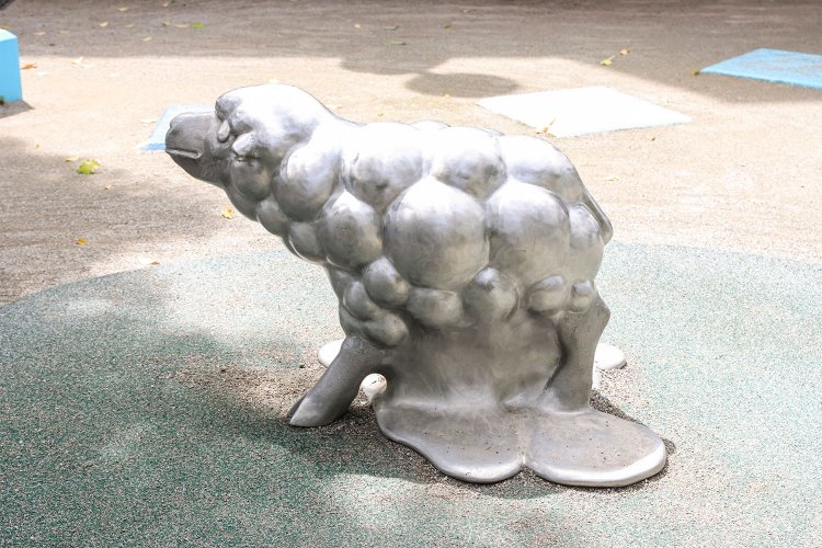 沿線には多摩川アートラインプロジェクトで生まれた羊の像が散見。