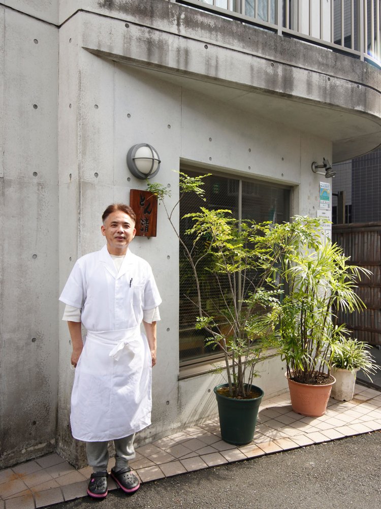 店主の高橋利昌さん。