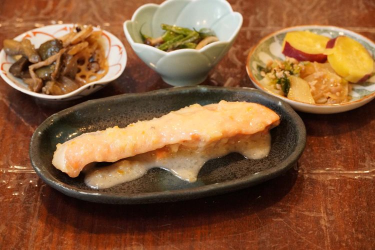 別の日の日替わりごはん定食は、鮭の塩麹煮がメイン。