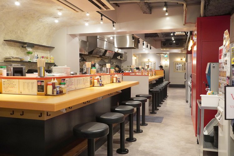 カウンターのみだが広々と明るい店内。