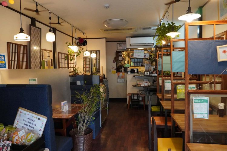 ソファ席のほか、一人でゆっくり食事ができる席も用意。