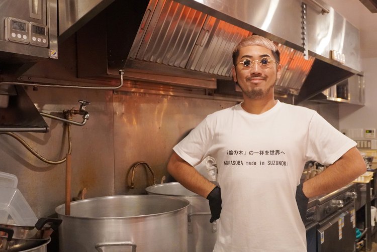 オーナーのりゅう社長。サングラスとピンク色の髪の毛がトレードマーク。