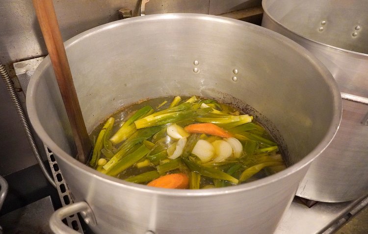 野菜と鶏ガラ、豚骨で作るスープが独自の味を作る。