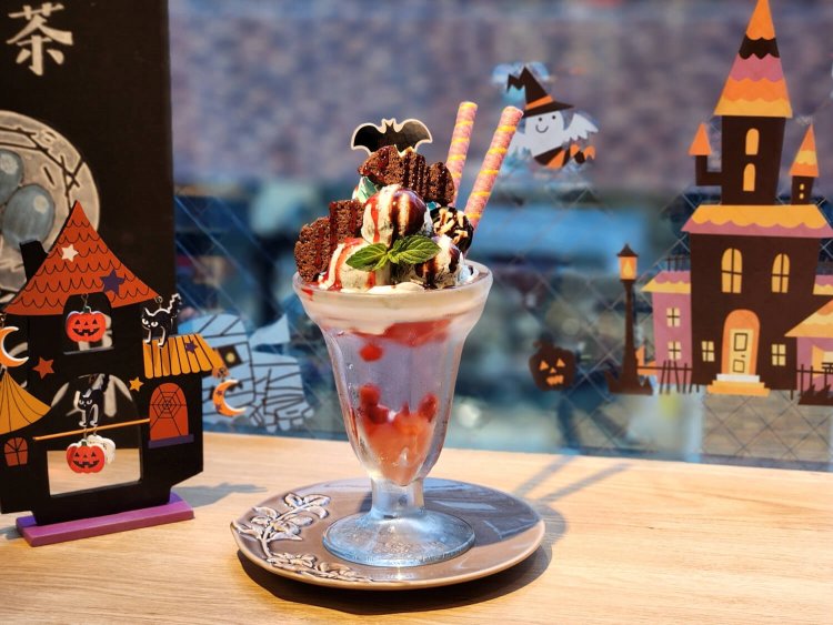 幸せのミントパフェ 〜ハロウィンバージョン〜 950円。 ※期間限定2022年10月31日まで。