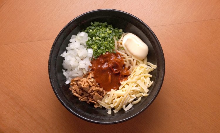 辛まぜそば890円。下からガッツリ混ぜて食べる。