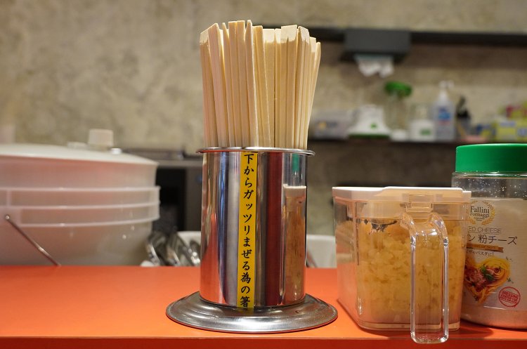 「下からガッツリまぜる為の箸」これもりゅう社長のアイデア。