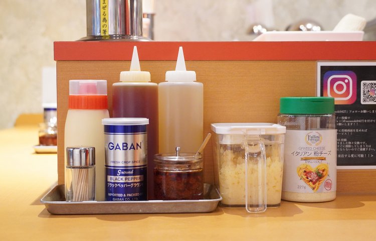 フライドガーリックとまた違ったインパクトを求めるなら生ニンニクを入れるのもいい。