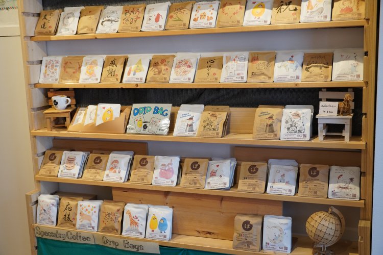 自宅やオフィスで味わえるドリップバッグのコーヒー。パッケージは従業員による手描きデザインを採用している。