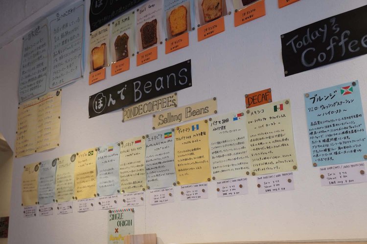 使用しているコーヒー豆については、手描きの細かい説明書きを壁面に飾っている。
