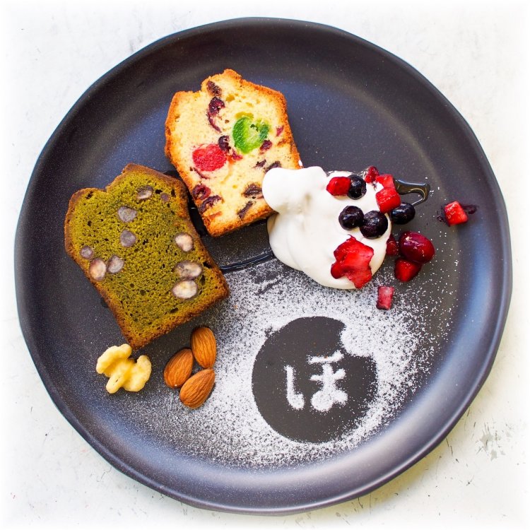 抹茶大納言やラム酒につけ込んだドライフルーツ入りなど約10種類用意するパウンドケーキ。写真／ぽんでCOFFEE