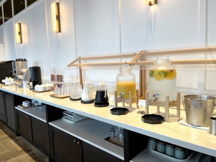 色とりどりのフルーツを入れたおしゃれなハーブウォーター、ジュース、コーヒー、ミルク、紅茶、コーヒーなど好きなものを好きなだけ！