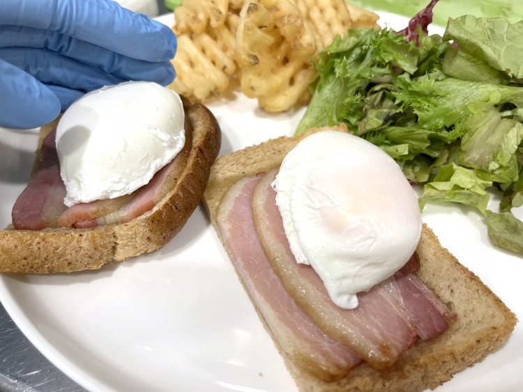 カリッとトーストした胚芽パンの上に厚切りベーコン、ポーチドエッグ。食べる前からもうわかる。コレ、ウマいヤツ〜。