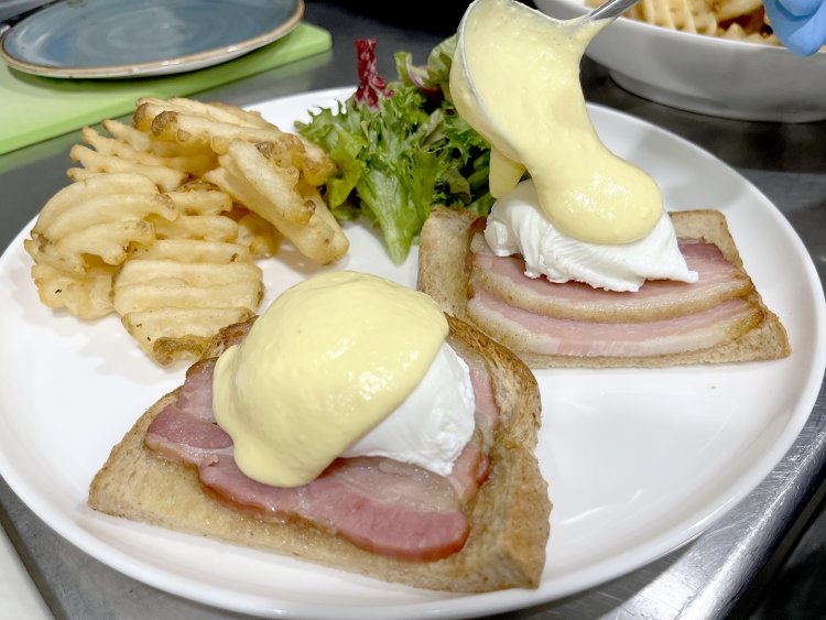 その上にバターと卵の濃厚なオランデーズソースがとろ〜り、とろりっ！　やだコレ、もう絶対ウマいヤツ。