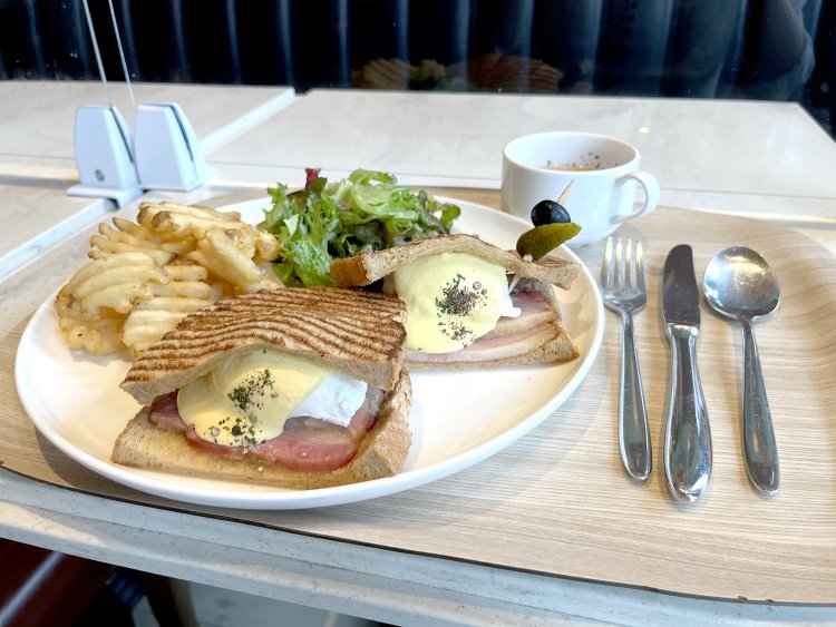 ワタクシのエグベネちゃんがきれいに盛り付けられてテーブルへ。できたてをいただきましょう。