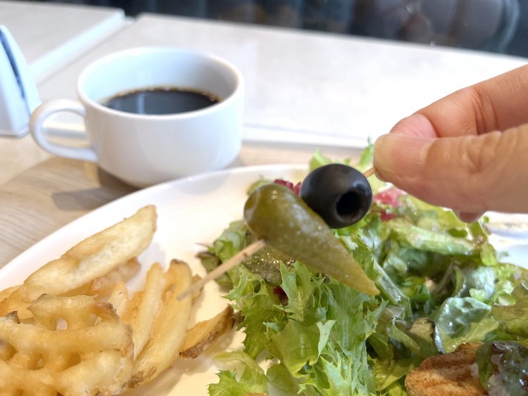 シャキシャキサラダにサクサクポテト、さりげなく添えられたピクルスとオリーブがおしゃれ。